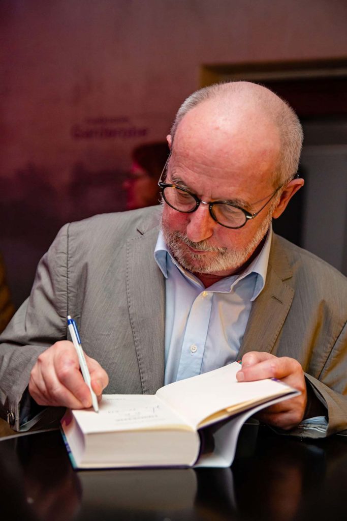 Thomas Hürlimann signiert Bücher